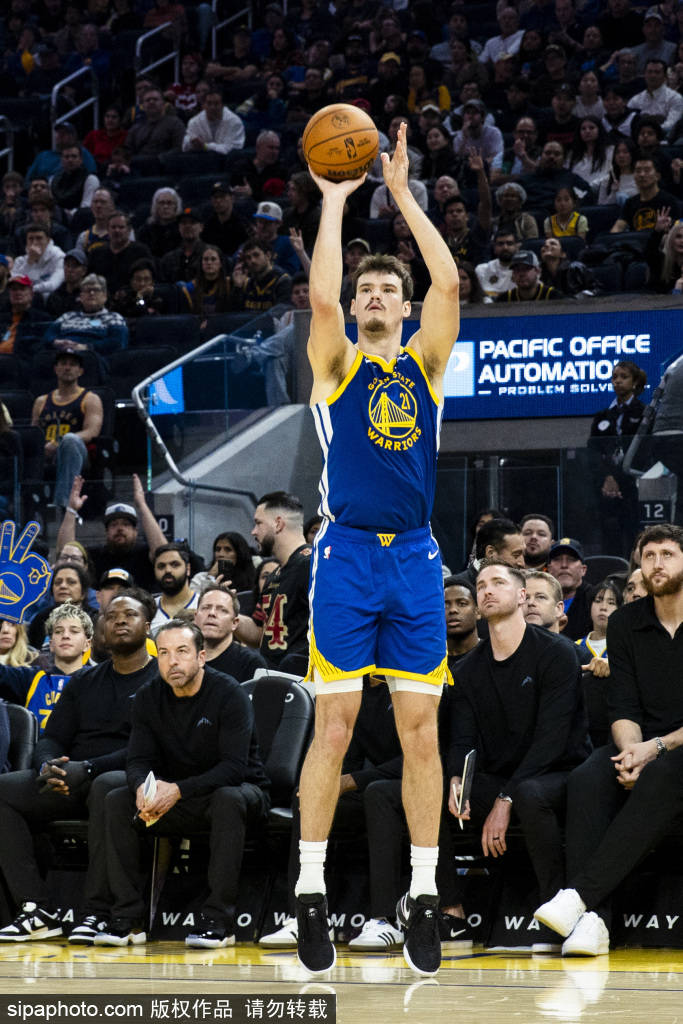 今晚孟菲斯灰熊备战欧篮联尼斯围绕意大利杯远射贴柱之后，加时末段篮板制胜引欢呼的简单介绍